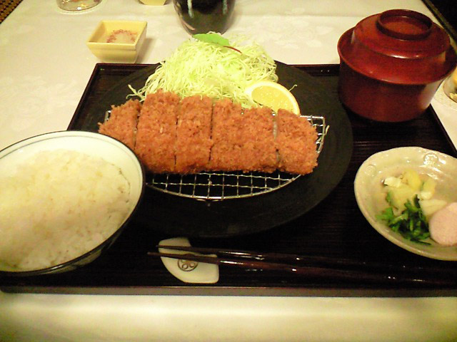 頼んだのは何とか黒豚のロースかつ。限定メニューだった。ひれもいいが、かつはロースが旨いと思う。