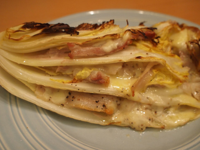 このままテーブルに出して、テーブルで切り分けるべし。