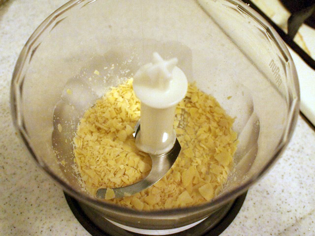 あまり粉になるまで細かくしないで、ある程度大きさを残す。