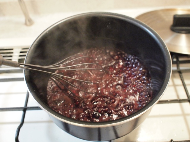 ベリーは潰しても、粒を残してもいい。ホイッパーを使って混ぜると便利。