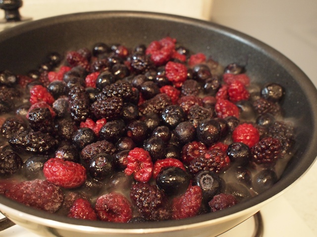 ワインを注ぎ入れて冷凍のミックスベリーを鍋にかけた。冷凍なので湯気が立っている。