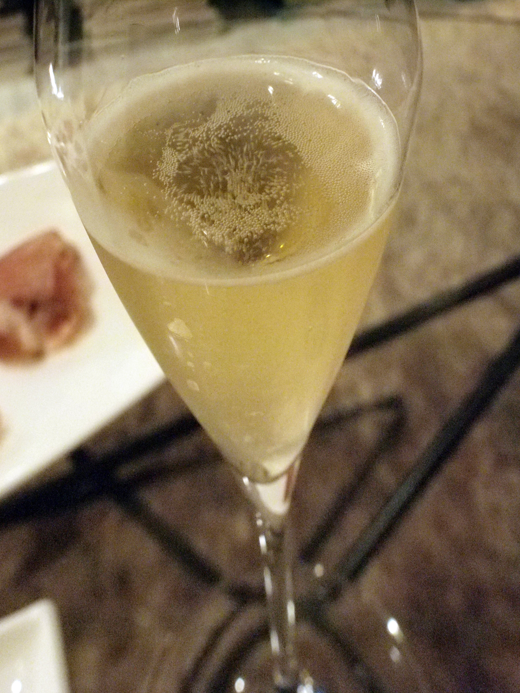 立ち上る細かい泡はシルキーな液体に長く残る。