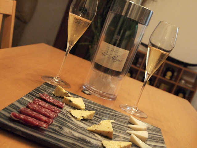 合わせたチーズはスティルトン（青カビチーズ）と ケソ・デ・ムルシア・アルビノ（赤ワインで洗ったヤギの乳のチーズ）。