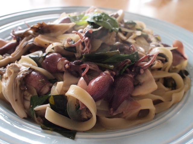 ホタルイカとわかめの和風フェットチーネ。