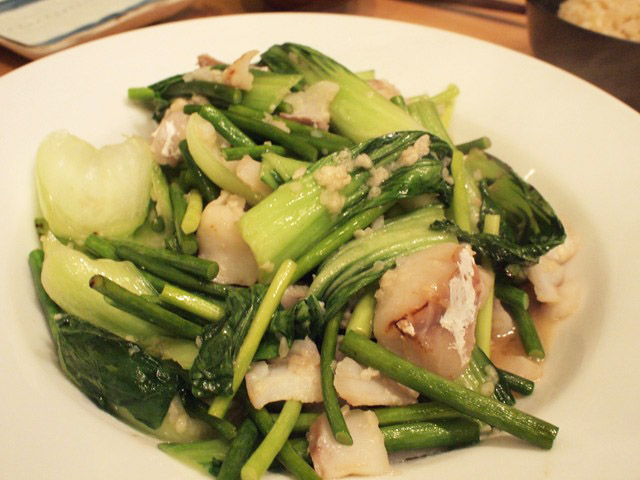 タラとチンゲン菜、にんにくの芽の塩麹炒め