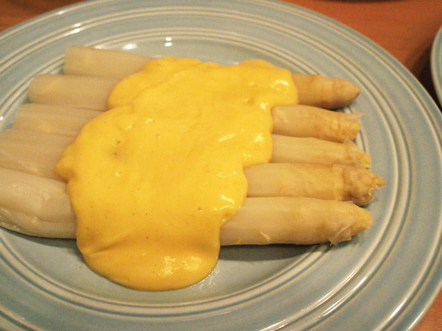 白アスパラガスのオランデーズソースがけ