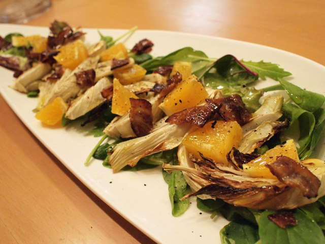 グリルしたフェンネル、キャラメリゼしたベーコンとオレンジのサラダ　エキゾチックペッパーで