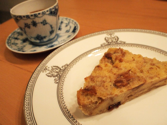 タヒチ産バニラ風味のパンプディングとクリーム入りラテ