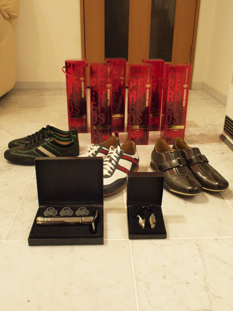 いつものPiper-Heidsieckを半ダース、靴を3足、ワインのラベルカッターと栓。