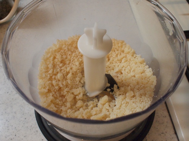 これをフードプロセッサーで砕く。不均一な方がおいしいと思う。