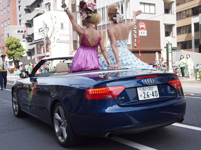 アウディのお尻とドラァグクイーンの背中。どちらもきれい。（笑）