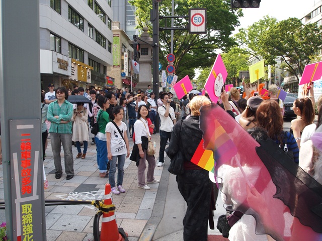 明治神宮前から原宿へ坂を登る。連休で町に繰り出した人とパレードで、車道も歩道も人がいっぱい。