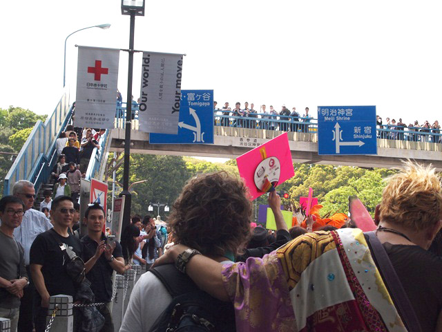 原宿駅前。けっこう疲れてる人も多いけど、歩道橋からの声援も多くて一番盛り上がるポイント。