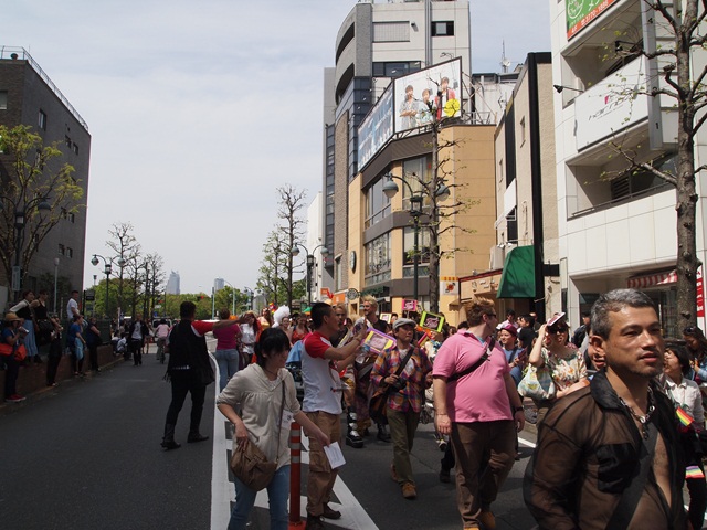 公園通りを下る。