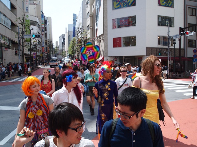 色んな格好をした人がいるけれども、雰囲気はどこかまったり。