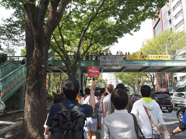 明治通り。歩道橋の上で見物し、声援を送る人がいるのはお約束。