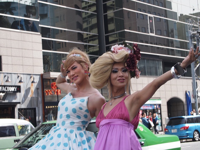 忘れちゃいけない、A5カブリオレの上に乗ってたねえさん方はこんな感じの方々。