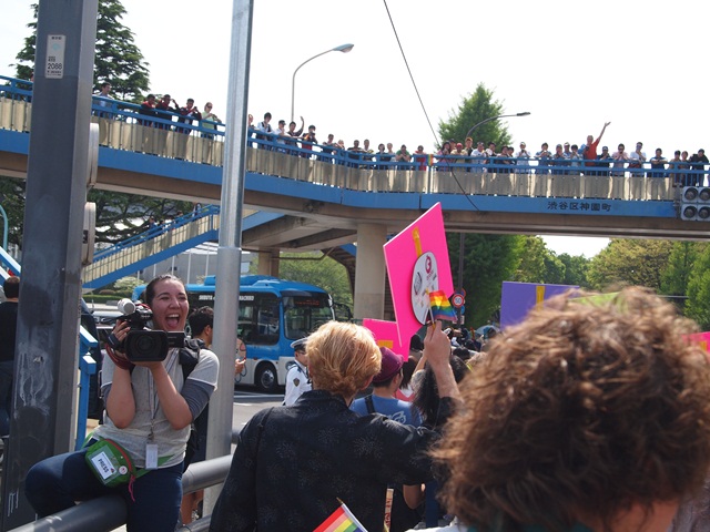 プレスのねえさんもノッてます。