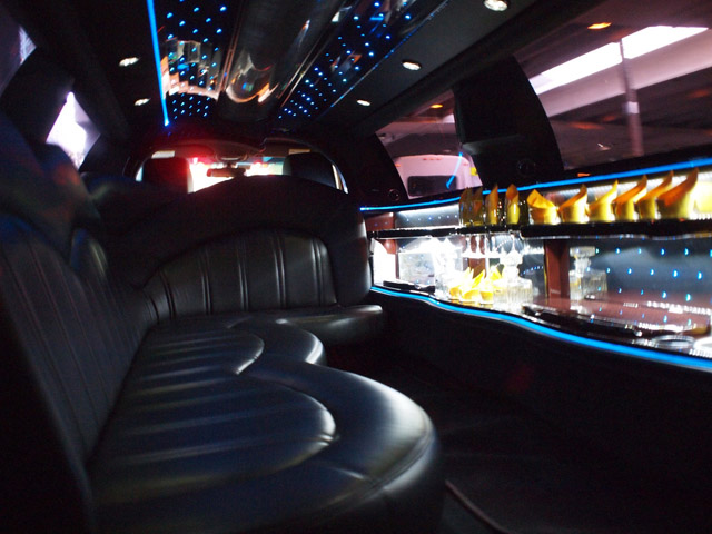 到着は朝なのにリムジンの中は夜。しかも六本木系。
