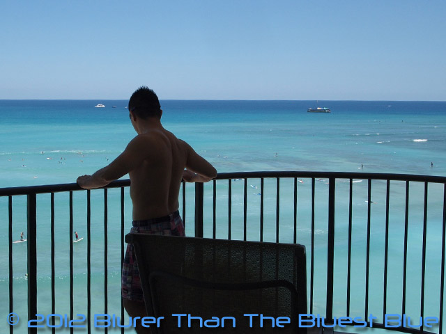 ラナイ（テラス）からぼんやり海を眺める。