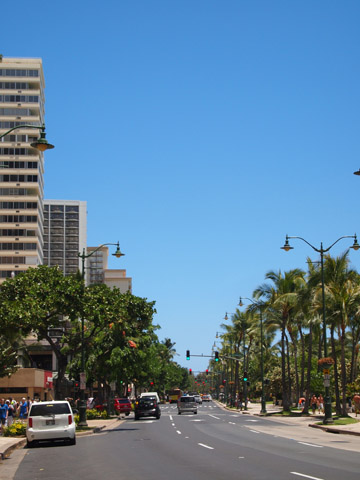 ホテルの前のカラカウア通りに出る。いい天気！