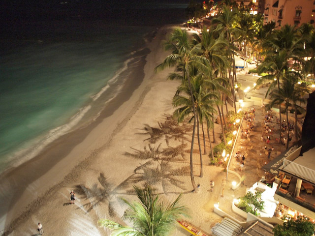 ワイキキビーチの夜は更けて。