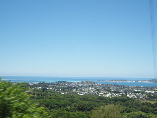 山を超えてゆく。丘陵から海が見える。