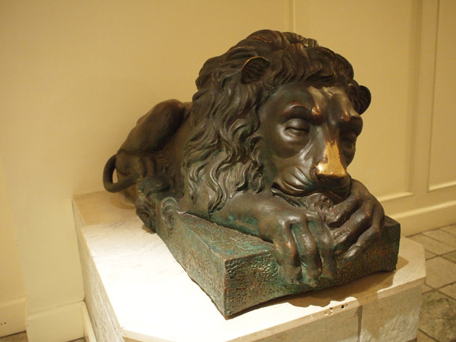 リゾートホテルではライオンもお昼寝中。