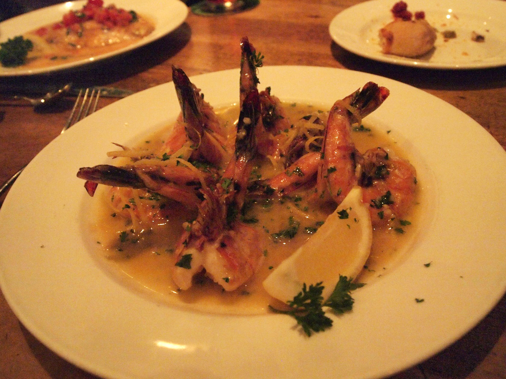 エビ（メニューにはshrimpとあったが、大きさ的にprawn）のレモンバターソース。じょにおは大興奮だった。（笑）