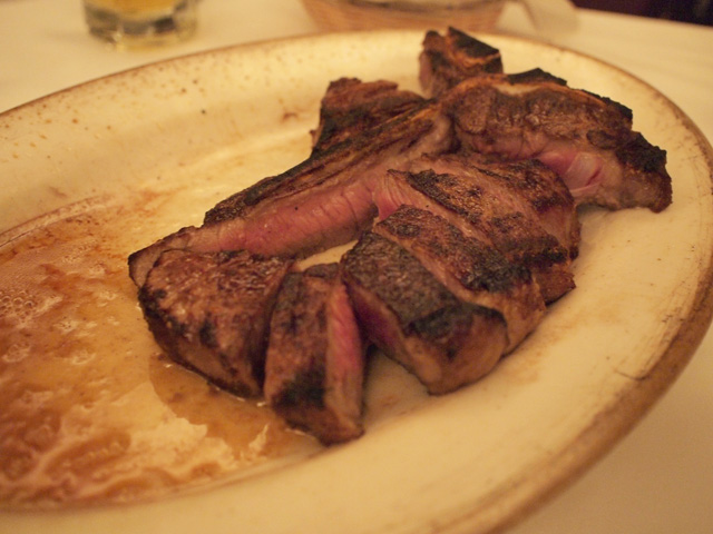 写真では大きさが分かりにくい。2人前900g、つまり1人前約1ポンド。