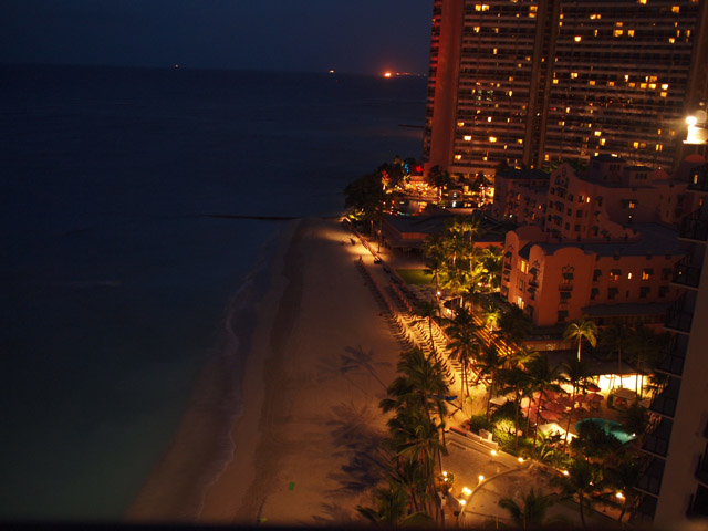 誰もいないワイキキのビーチ。