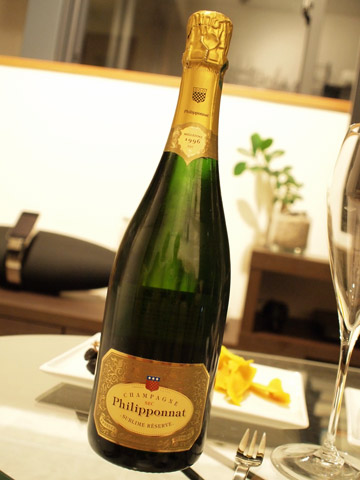 金色のラベル。