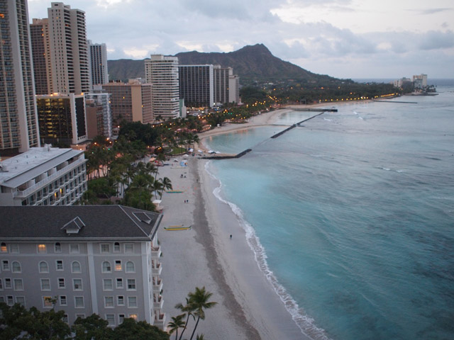 朝のワイキキビーチ。