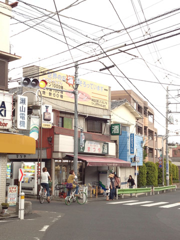 一見何の変哲もない町の酒屋。