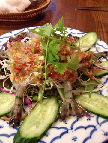 クン・チェー・ナーム・プラー。一説によると衛生状態からいって本場より日本で食べるのがお勧めとか。（笑）