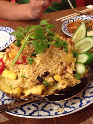 カオパット　サッパロッ（パイナップル入りチャーハン）。爽やかな南国の恵み。