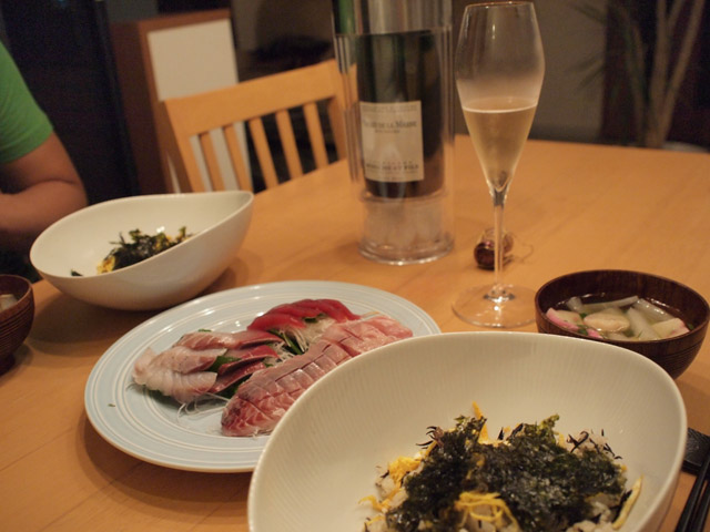 極辛口ということで、今回は和食と合わせた。ちらし寿司に刺身。