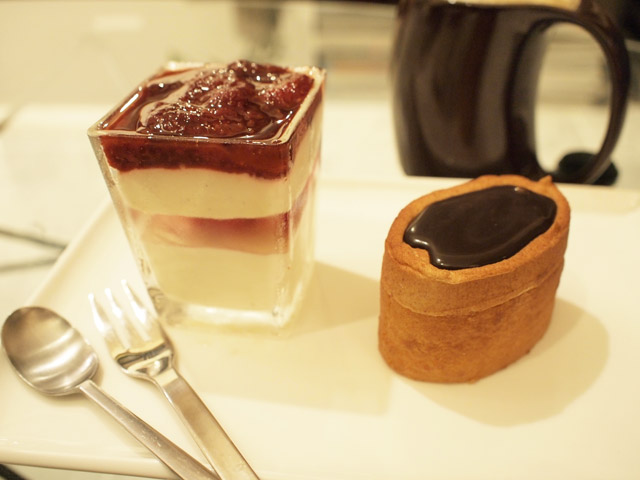 フランベしたバナナを詰めてチョコレートをかけたケーキと、バルサミコフレーズのムース。