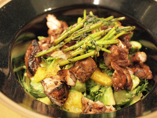 鶏の照り焼き、春菊、アボカドとオレンジのサラダの完成。