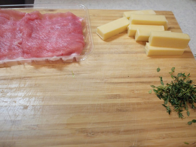 巻く作業があるので、広めのまな板があればこういう風に作業領域を取って周りに材料を用意しておくと楽。