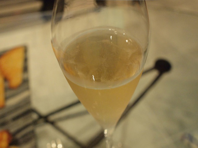 ブラン・ド・ノワールらしい、わずかにオレンジのさす色味。