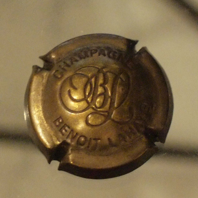 ミュズレーも鈍色にわずかにメゾンの名が読める渋いもの。