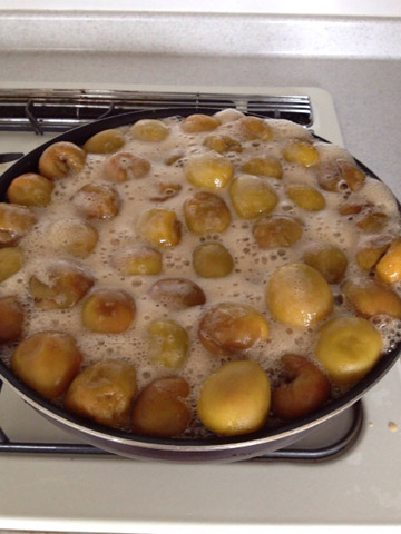 溶け残った砂糖と一緒に煮上げて砂糖を完全に溶かしながらアクを取る。