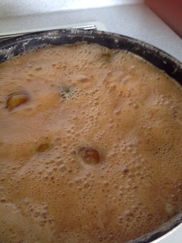 アクは左下のように出てくるので、丹念にすくう。