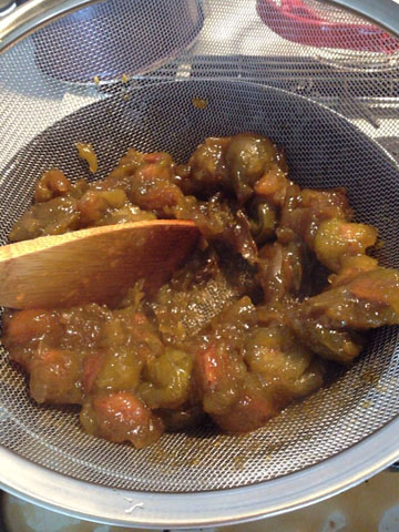 形のきれいな実はそのまま煮梅として取っておいて、あとは裏ごししてジャムにする。