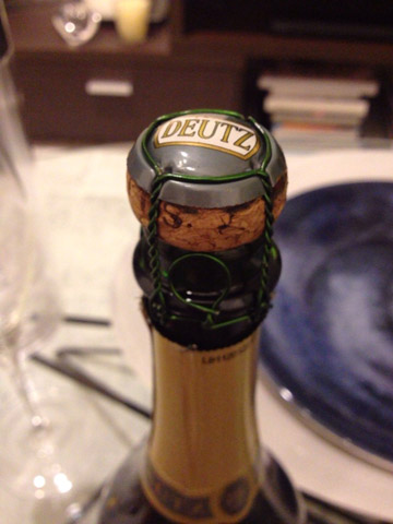 こんな色だったっけな、と思いながら緑の留め金を緩める。Deutzは首の細いボトルがエレガント。