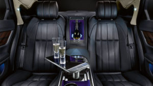 Jaguar XJシリーズの最高級車種Ultimateの公式ギャラリー写真。最初PommeryのRoyal Brutが使われていて「それはちょっと…」と思っていたら、同種の指摘があったのか、Dom Perignonに差し替えられた。（笑）それもどうかと思うが…。