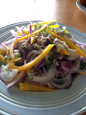煮豚と紫玉ねぎとパプリカの和風サラダ。