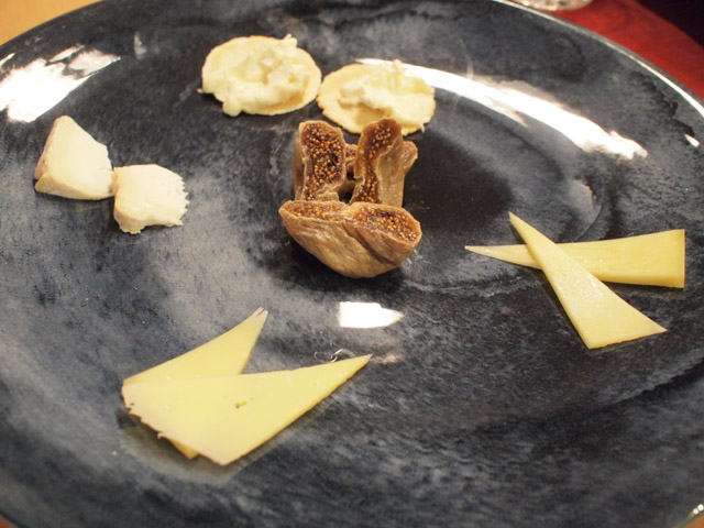 少しずつ切って皿へ。中央は干したいちじく。