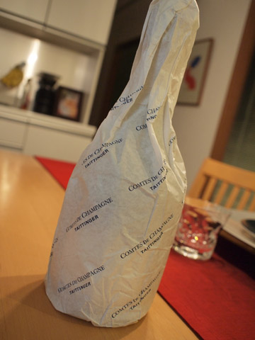 箱入りでは買わなかったのだが、麗々しく包み紙に入っている。